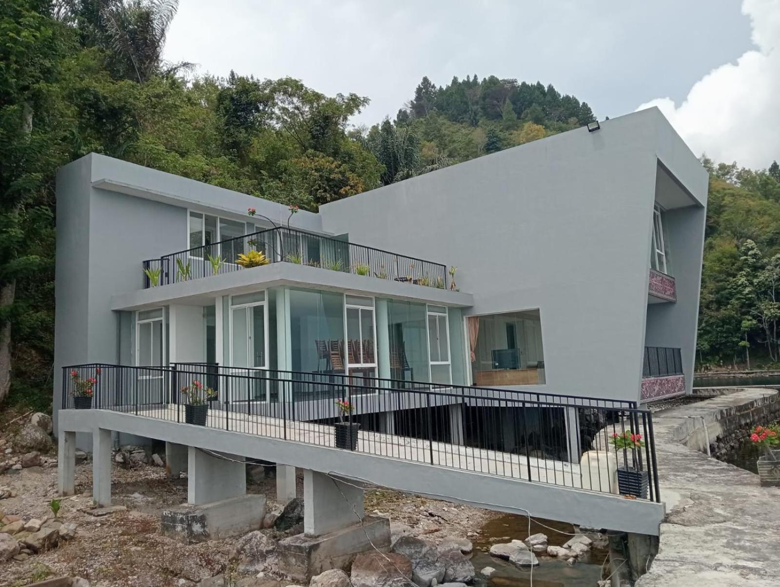 Tiara Bunga Hotel & Villa Balige Exterior photo